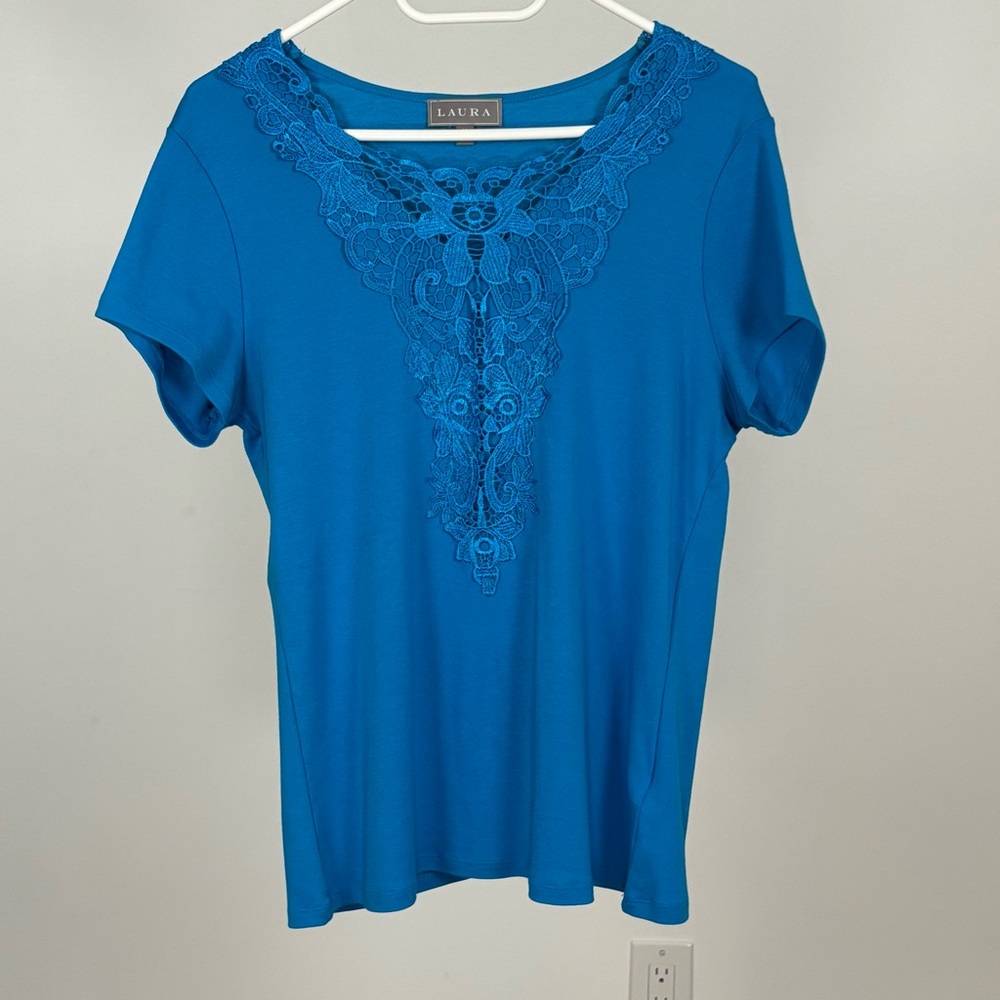LAURA Short Sleeve Scoop Neck Dressy Tee, Cherry Blue Medium